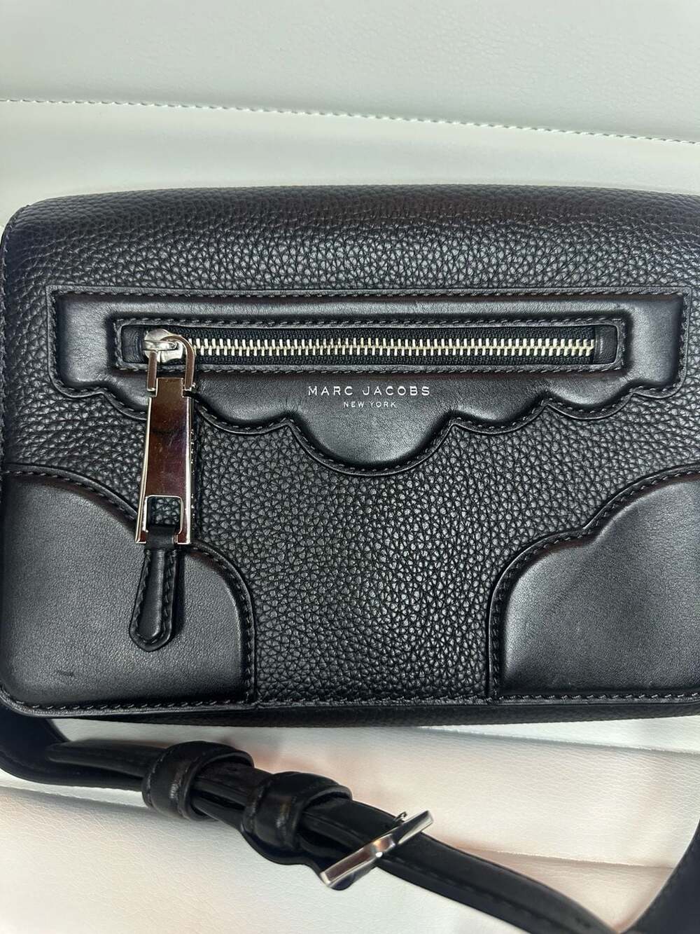 Marc Jacobs Fleur Haze Scalloped Black Pebbled Leather Crossbody Bag - Picture 2 of 16